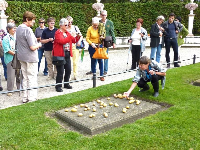 Kartoffeln auf dem Grab von Friedrich dem Großen